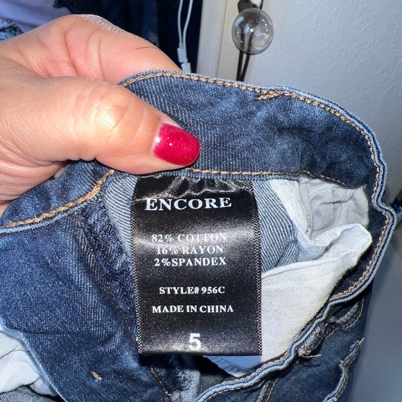 Encore Distressed Jeans - Women's size 5 - Blue, Skinny, Straight - Picture 4 of 5